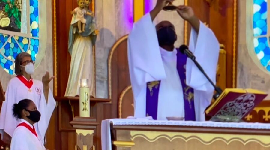 Universidade Livre de Estudos Culturais da Capoeira - Universidade da Capoeira - UNICAPOEIRA, Instituto de Educação Socioambiental - IESAMBI, Grupo de Capoeira Meia Lua - Fundado em 29 de Maio de 1962 e Associação de Capoeira - ASCA. Celebração Eucarística. Padre João Francisco Batista da Silva, Igreja Nossa Senhora Mãe de Deus, Bairro de Lourdes, Juiz de Fora, Minas Gerais/MG, Brasil. Registro de Capoeira Mestre Polêmico - Professor João Couto Teixeira. IMG_3542. 4,57 GB. 14h56. Sexta-feira, 04 de Março de 2022. HD 1080p.