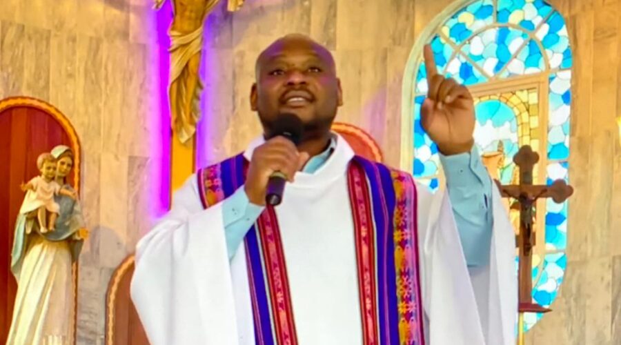 Universidade Livre de Estudos Culturais da Capoeira - Universidade da Capoeira - UNICAPOEIRA, Instituto de Educação Socioambiental - IESAMBI, Grupo de Capoeira Meia Lua - Fundado em 29 de Maio de 1962 e Associação de Capoeira - ASCA. Celebração Eucarística. Padre João Francisco Batista da Silva. Igreja Nossa Senhora Mãe de Deus, Bairro de Lourdes, Juiz de Fora, Minas Gerais/MG, Brasil. Registro de Capoeira Mestre Polêmico - Professor João Couto Teixeira. IMG_3652. 8,24 GB. 07h55. Domingo, 13 de Março de 2022. HD 1080p.