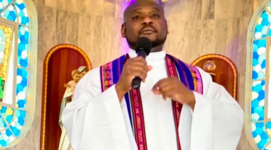 Universidade Livre de Estudos Culturais da Capoeira - Universidade da Capoeira - UNICAPOEIRA, Instituto de Educação Socioambiental - IESAMBI, Grupo de Capoeira Meia Lua - Fundado em 29 de Maio de 1962 e Associação de Capoeira - ASCA. Celebração Eucarística. Padre João Francisco Batista da Silva. Igreja Nossa Senhora Mãe de Deus, Bairro de Lourdes, Juiz de Fora, Minas Gerais/MG, Brasil. Registro de Capoeira Mestre Polêmico - Professor João Couto Teixeira. IMG_3782. 8,61 GB. 07h44. Domingo, 20 de Março de 2022. HD 1080p.