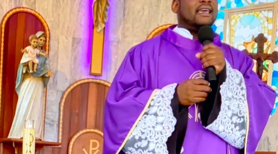 Universidade Livre de Estudos Culturais da Capoeira - Universidade da Capoeira - UNICAPOEIRA, Instituto de Educação Socioambiental - IESAMBI, Grupo de Capoeira Meia Lua - Fundado em 29 de Maio de 1962 e Associação de Capoeira - ASCA. Celebração Eucarística. Padre João Francisco Batista da Silva. Igreja Nossa Senhora Mãe de Deus, Bairro de Lourdes, Juiz de Fora, Minas Gerais/MG, Brasil. Registro de Capoeira Mestre Polêmico - Professor João Couto Teixeira. IMG_3884. 7,67 GB. 07h59. Domingo, 27 de Março de 2022. HD 1080p.