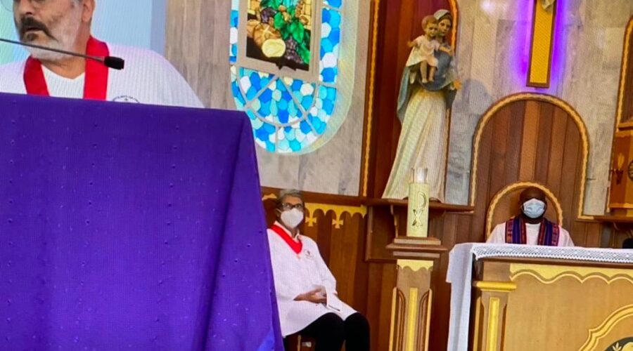 Universidade Livre de Estudos Culturais da Capoeira - Universidade da Capoeira - UNICAPOEIRA, Instituto de Educação Socioambiental - IESAMBI, Grupo de Capoeira Meia Lua - Fundado em 29 de Maio de 1962 e Associação de Capoeira - ASCA. Celebração Eucarística. Padre João Francisco Batista da Silva. Igreja Nossa Senhora Mãe de Deus, Bairro de Lourdes, Juiz de Fora, Minas Gerais/MG, Brasil. Registro de Capoeira Mestre Polêmico - Professor João Couto Teixeira. IMG_3957. 5,81 GB. 07h59. Sexta-feira, 01 de Abril de 2022. HD 1080p.