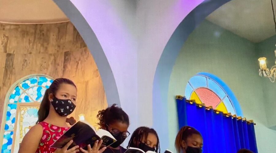 Universidade Livre de Estudos Culturais da Capoeira - Universidade da Capoeira - UNICAPOEIRA, Instituto de Educação Socioambiental - IESAMBI, Grupo de Capoeira Meia Lua - Fundado em 29 de Maio de 1962 e Associação de Capoeira - ASCA. Celebração Eucarística. Padre João Francisco Batista da Silva. Igreja Nossa Senhora Mãe de Deus, Bairro de Lourdes, Juiz de Fora, Minas Gerais/MG, Brasil. Registro de Capoeira Mestre Polêmico - Professor João Couto Teixeira. IMG_3979. 9,87 GB. 09h22. Domingo, 03 de Abril de 2022. HD 1080p.