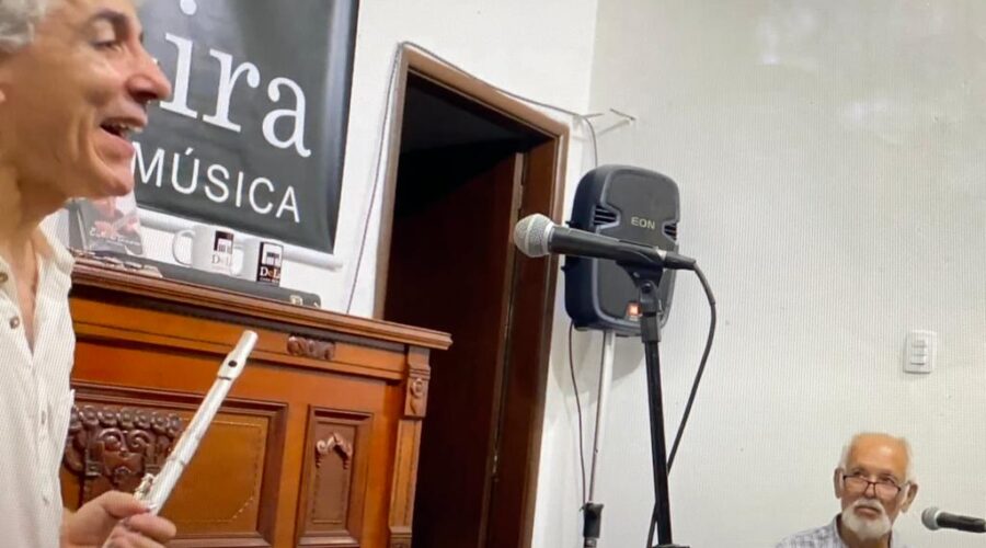 Universidade Livre de Estudos Culturais da Capoeira - Universidade da Capoeira - UNICAPOEIRA, Instituto de Educação Socioambiental - IESAMBI, Grupo de Capoeira Meia Lua na Escola - Fundado em 29 de Maio de 1962 e Associação de Capoeira - ASCA. Cristovão da Silva Bastos Filho e Têvo - Estêvão CoutoTeixeira. DeLira. Escola de Música. Matriz, Rua Doutor José Cesário, Número 50, Bairro São Passos, Juiz de Fora, Minas Gerais/MG, Brasil. Registro de Capoeira Mestre Polêmico - Professor João Couto Teixeira. IMG_4051. 6,44 GB. 19h55. Sexta-feira, 08 de Abril de 2022. HD 1080p. A.