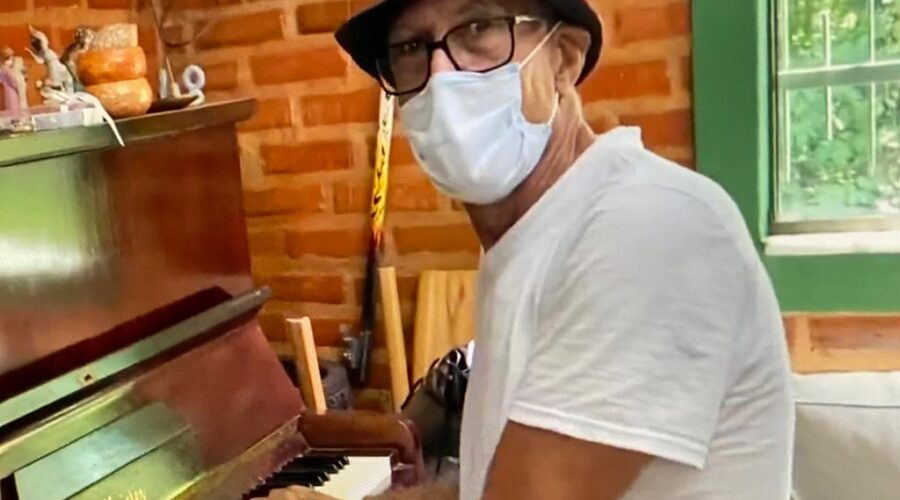 Universidade Livre de Estudos Culturais da Capoeira - Universidade da Capoeira - UNICAPOEIRA, Associação de Capoeira - ASCA, Instituto de Educação Socioambiental - IESAMBI e Grupo de Capoeira Meia Lua - Fundado em 29 de Maio de 1962. Piano e Pandeiro. André Heringer Lisboa e Mestre Polêmico - Professor João Couto Teixeira. Sala de Visitas, Tigüera 360, Juiz de Fora, Minas Gerais/MG, Brasil. Registro de Capoeiras Estrela Dalva - Artista Plástica e Cineasta Salete Libardoni e Mestre Polêmico - Professor João Couto Teixeira. IMG_5896/9. 515,7 MB. 11h02. Sexta-feira, 25 de Fevereiro de 2022. HD 1080p.