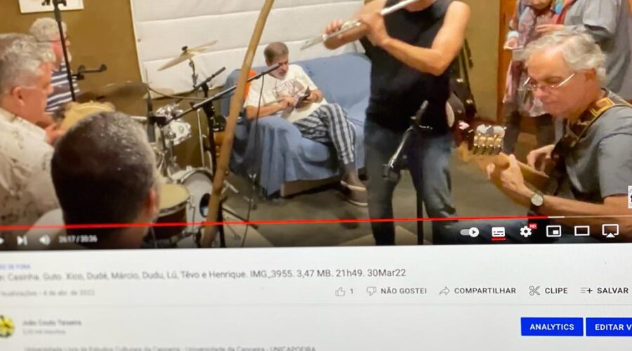 Universidade Livre de Estudos Culturais da Capoeira - Universidade da Capoeira - UNICAPOEIRA, Instituto de Educação Socioambiental - IESAMBI, Grupo de Capoeira Meia Lua - Fundado em 29 de Maio de 1962 e Associação de Capoeira - ASCA. Som Casinha. Guto, Xico, Dudé, Márcio, Dudu, Teíta, Jerrô, Marialú, Mestre Polêmico, Eliane, Filha, Namorado, Têvo, Quinho, Liliam. Juiz de Fora, Minas Gerais/MG, Brasil. Registro de Capoeira Mestre Polêmico - Professor João Couto Teixeira. IMG_3955. 3,47 GB. 21h49. Quinta-feira, 31 de Março de 2022. HD 1080p.