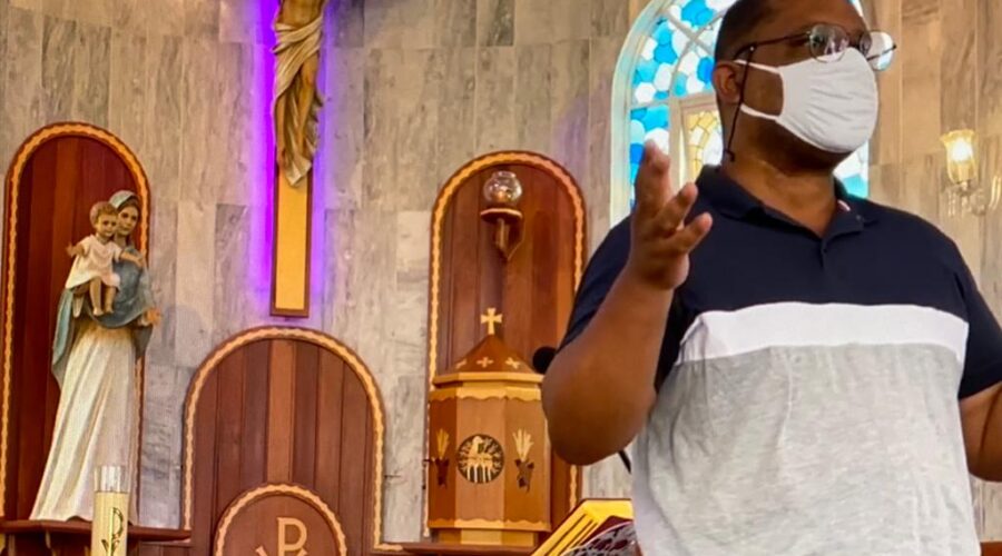 Universidade Livre de Estudos Culturais da Capoeira, Universidade da Capoeira - UNICAPOEIRA, Instituto de Educação Socioambiental - IESAMBI, Grupo de Capoeira Meia Lua - Fundado em 29 de Maio de 1962, Associação de Capoeira - ASCA, Terço dos Homens em Família, Diácono Márcio Rosa dos Santos, Igreja Nossa Senhora Mãe de Deus, Bairro de Lourdes, Juiz de Fora, Minas Gerais/MG, Brasil, Registro de Capoeira Mestre Polêmico - Professor João Couto Teixeira, IMG_3652, 3.68 GB, 09h15, Domingo - 13 de Março de 2022, HD 1080p