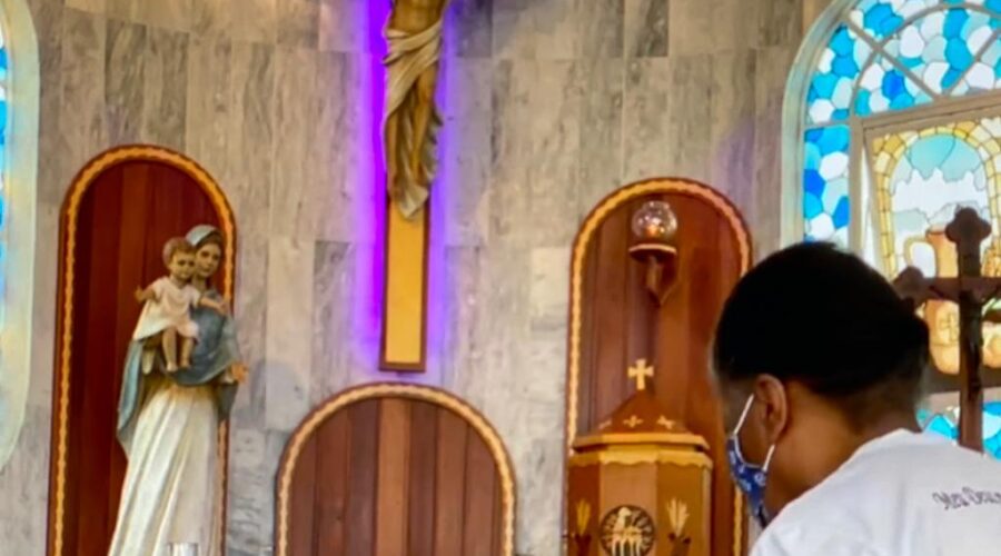 Universidade Livre de Estudos Culturais da Capoeira - Universidade da Capoeira - UNICAPOEIRA, Instituto de Educação Socioambiental - IESAMBI, Grupo de Capoeira Meia Lua - Fundado em 29 de Maio de 1962 e Associação de Capoeira - ASCA. Terço dos Homens em Família. Mestre Polêmico - Professor João Couto Teixeira. Igreja Nossa Senhora Mãe de Deus, Bairro de Lourdes, Juiz de Fora, Minas Gerais/MG, Brasil. Registro de Capoeira Mestre Polêmico - Professor João Couto Teixeira. IMG_3782. 3,14 GB. 09h15. Domingo, 20 de Março de 2022. HD 1080p.