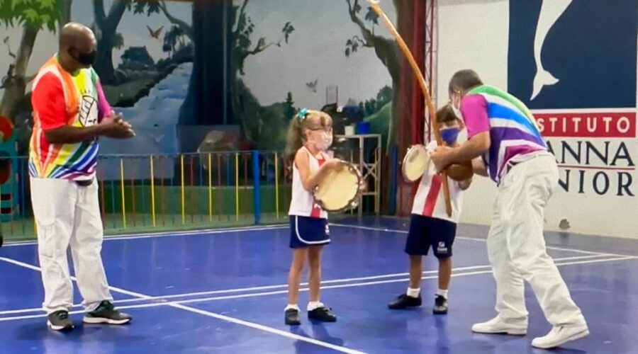 Universidade Livre de Estudos Culturais da Capoeira - Universidade da Capoeira - UNICAPOEIRA, Instituto de Educação Socioambiental - IESAMBI, Grupo de Capoeira MEIA LUA na Escola - Fundado em 29 de Maio de 1962 e Associação de Capoeira - ASCA. Berimbau e Pandeiro. Mestres Polêmico - Professor João Couto Teixeira e Corôa - Mauro Delfino da Silva. Discentes Ágatha Siqueira de Oliveira Lira e Enzo Carvalho Costa Salimena. Instituto Vianna Júnior, Avenida dos Andradas, Número 415, Bairro Jardim Glória, Juiz de Fora, Minas Gerais/MG, Brasil. Registro de Capoeira Mestre Polêmico - Professor João Couto Teixeira. IMG_3712. 8,93 GB. 18h08. Terça-feira, 15 de Março de 2022. HD 1080p.