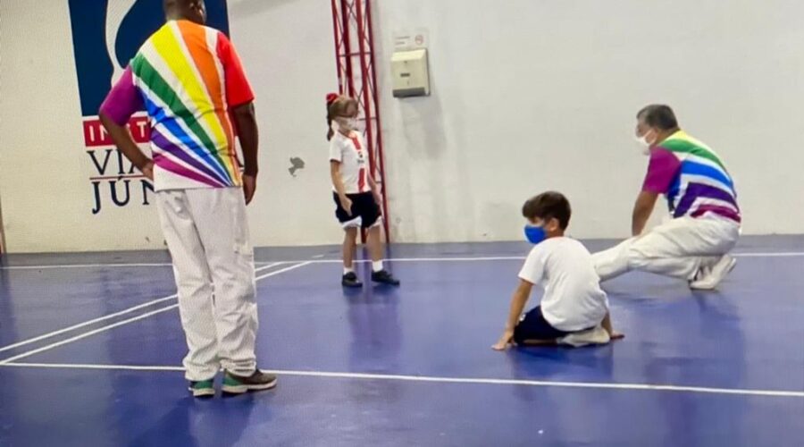 Universidade Livre de Estudos Culturais da Capoeira - Universidade da Capoeira - UNICAPOEIRA, Instituto de Educação Socioambiental - IESAMBI, Grupo de Capoeira Meia Lua na Escola - Fundado em 29 de Maio de 1962 e Associação de Capoeira - ASCA. Mestres Polêmico - Professor João Couto Teixeira e Coroa - Mauro Delfino da Silva. Discentes Ágatha Siqueira de Oliveira Lira e Enzo Carvalho Costa Salimena. Instituto Vianna Júnior, Avenida dos Andradas, Número 415, Bairro Jardim Glória, Juiz de Fora, Minas Gerais/MG, Brasil. Registro de Capoeira Mestre Polêmico - Professor João Couto Teixeira. IMG_3915. 9,99 GB. 17h59. Terça-feira, 29 de Março de 2022. HD 1080p.