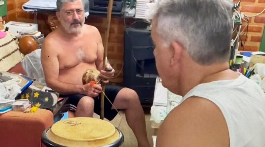 Universidade Livre de Estudos Culturais da Capoeira - Universidade da Capoeira - UNICAPOEIRA, Associação de Capoeira - ASCA, Instituto de Educação Socioambiental - IESAMBI e Grupo de Capoeira Meia Lua - Fundado em 29 de Maio de 1962. Berimbau, Congas e Pandeiro. Mestre Polêmico e Henrique Couto Teixeira. Sala de Entrar, Tigüéra 360, Juiz de Fora, Minas Gerais/MG, Brasil. Registro de Capoeira Estrela Dalva - Artista Plástica e Cineasta Salete Libardoni. IMG_3139. 2,19 GB. 23h53. Sábado, 22 de Janeiro de 2022. HD 1080p.