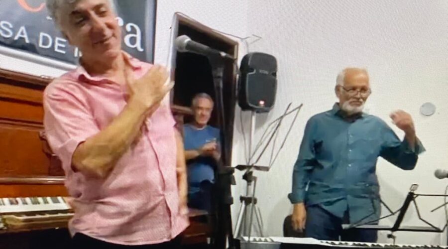 Universidade Livre de Estudos Culturais da Capoeira - Universidade da Capoeira - UNICAPOEIRA, Instituto de Educação Socioambiental - IESAMBI, Grupo de Capoeira Meia Lua na Escola - Fundado em 29 de Maio de 1962 e Associação de Capoeira - ASCA. Cristovão da Silva Bastos Filho e Têvo - Estêvão CoutoTeixeira. DeLira. Escola de Música. Matriz, Rua Doutor José Cesário, Número 50, Bairro São Passos, Juiz de Fora, Minas Gerais/MG, Brasil. Registro de Kepha - Philippe Bard Fouillat. IMG_5922. 8,84 GB. 20h31. Sábado, 09 de Abril de 2022. HD 1080p. C.