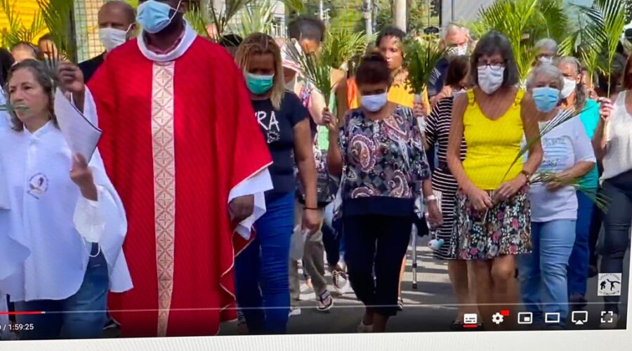 Universidade Livre de Estudos Culturais da Capoeira - Universidade da Capoeira - UNICAPOEIRA, Instituto de Educação Socioambiental - IESAMBI, Grupo de Capoeira Meia Lua - Fundado em 29 de Maio de 1962 e Associação de Capoeira - ASCA. Procissão de Domingo de Ramos e Celebração. Padre João Francisco Batista da Silva. Sociedade São Vicente de Paulo, Conferência Nossa Senhora do Carmo, Forania Nossa Senhora Mãe de Deus, Conjunto JK, Bairro Nossa Senhora de Lourdes, Juiz de Fora, Minas Gerais/MG, Brasil. Registro de Capoeira Mestre Polêmico - Professor João Couto Teixeira. IMG_4057. 13,55 GB. 08h35. Domingo, 10 de Abril de 2022. HD 1080p.