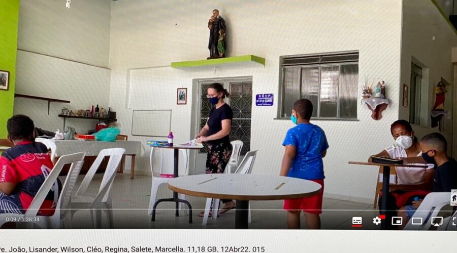 Universidade Livre de Estudos Culturais da Capoeira - Universidade da Capoeira - UNICAPOEIRA, Instituto de Educação Socioambiental - IESAMBI, Grupo de Capoeira Meia Lua - Fundado em 29 de Maio de 1962 e Associação de Capoeira - ASCA. Projeto Alicerce. Décima Quinta Reunião. Padre João Francisco Batista da Silva, Lisander Augusto Maciel Stumpf, Wilson Milagre, Cleo - Cleucimar de Souza e Silva, Regina, Solange, Marcella Farinazzo, Salete Libardoni e Mestre Polêmico - Professor João Couto Teixeira. Sociedade São Vicente de Paulo, Conferência Nossa Senhora do Carmo, Forania Nossa Senhora Mãe de Deus, Conjunto JK, Bairro Nossa Senhora de Lourdes, Juiz de Fora, Minas Gerais/MG, Brasil. Registro de Capoeira Mestre Polêmico - Professor João Couto Teixeira. IMG_4098. 11,18 GB. 14h25. Terça-feira, 12 de Abril de 2022. HD 1080p. 015.