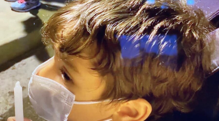 Universidade Livre de Estudos Culturais da Capoeira - Universidade da Capoeira - UNICAPOEIRA, Instituto de Educação Socioambiental - IESAMBI, Grupo de Capoeira Meia Lua - Fundado em 29 de Maio de 1962 e Associação de Capoeira - ASCA. Celebração Eucarística. Batismo de Caio de Souza Irsigler. Padre João Francisco Batista da Silva. Igreja Nossa Senhora Mãe de Deus, Bairro de Lourdes, Juiz de Fora, Minas Gerais/MG, Brasil. Registro de Capoeira Mestre Polêmico - Professor João Couto Teixeira. IMG_4149. 16,45 GB. 19h41. Sábado de Aleluia, 15 de Abril de 2022. HD 1080p.