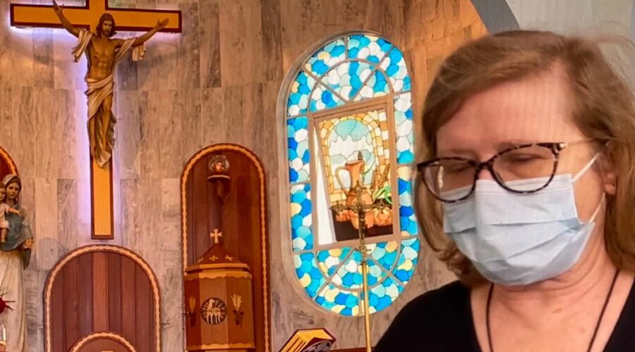 Universidade Livre de Estudos Culturais da Capoeira - Universidade da Capoeira - UNICAPOEIRA, Instituto de Educação Socioambiental - IESAMBI, Grupo de Capoeira Meia Lua - Fundado em 29 de Maio de 1962 e Associação de Capoeira - ASCA. Celebração Eucarística. Padre Luiz Carlos Vitório. Igreja Nossa Senhora Mãe de Deus, Bairro de Lourdes, Juiz de Fora, Minas Gerais/MG, Brasil. Registro de Capoeira Mestre Polêmico - Professor João Couto Teixeira. IMG_4210. 7,47 GB. 09h43. Domingo da Divina Misericórdia, 24 de Abril de 2022. HD 1080p.