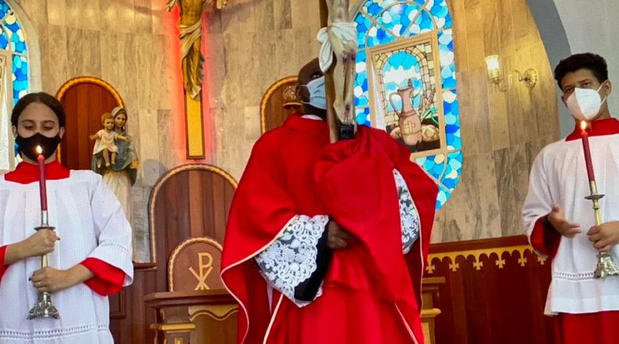 Universidade Livre de Estudos Culturais da Capoeira - Universidade da Capoeira - UNICAPOEIRA, Instituto de Educação Socioambiental - IESAMBI, Grupo de Capoeira Meia Lua - Fundado em 29 de Maio de 1962 e Associação de Capoeira - ASCA. Celebração Eucarística. Padre João Francisco Batista da Silva. Igreja Nossa Senhora Mãe de Deus, Bairro de Lourdes, Juiz de Fora, Minas Gerais/MG, Brasil. Registro de Capoeira Mestre Polêmico - Professor João Couto Teixeira. IMG_4123. 9,23 GB. 09h22. Sexta-feira da Paixão, 15 de Abril de 2022. HD 1080p.