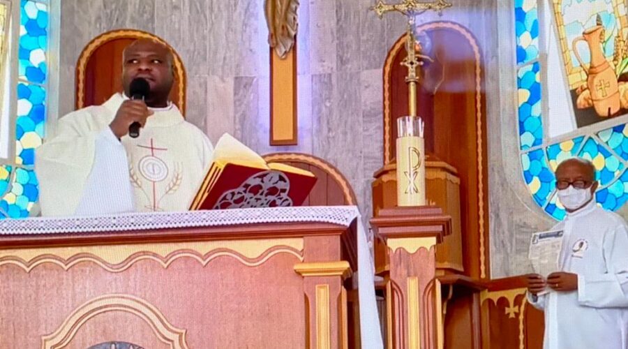 Universidade Livre de Estudos Culturais da Capoeira - Universidade da Capoeira - UNICAPOEIRA, Instituto de Educação Socioambiental - IESAMBI, Grupo de Capoeira Meia Lua - Fundado em 29 de Maio de 1962 e Associação de Capoeira - ASCA. Celebração Eucarística. Padre João Francisco Batista da Silva. Igreja Nossa Senhora Mãe de Deus, Bairro de Lourdes, Juiz de Fora, Minas Gerais/MG, Brasil. Registro de Capoeira Mestre Polêmico - Professor João Couto Teixeira. IMG_4275. 9,55 GB. 07h42. Domingo, 01 de Maio de 2022. HD 1080p.