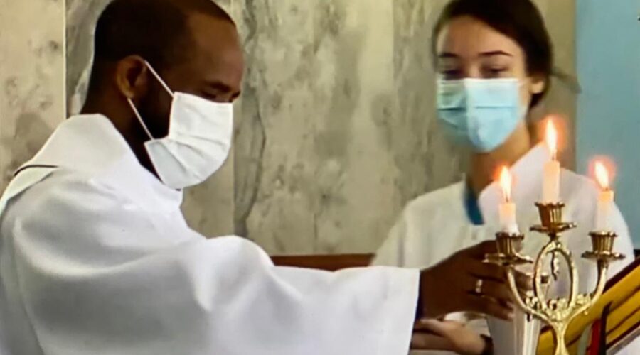 Universidade Livre de Estudos Culturais da Capoeira - Universidade da Capoeira - UNICAPOEIRA, Instituto de Educação Socioambiental - IESAMBI, Grupo de Capoeira Meia Lua - Fundado em 29 de Maio de 1962 e Associação de Capoeira - ASCA. Celebração Eucarística. Padre Luiz Carlos Vitório. Igreja Nossa Senhora Mãe de Deus, Bairro de Lourdes, Juiz de Fora, Minas Gerais/MG, Brasil. Registro de Capoeira Mestre Polêmico - Professor João Couto Teixeira. IMG_7542. 7,81 GB. 10h11. Domingo de Páscoa, 17 de Abril de 2022. HD 1080p.