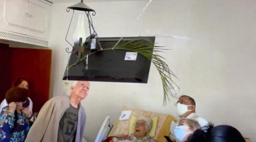 Universidade Livre de Estudos Culturais da Capoeira - Universidade da Capoeira - UNICAPOEIRA, Instituto de Educação Socioambiental - IESAMBI e Grupo de Capoeira Meia Lua - Fundado em 29 de Maio de 1962. Célia Couto Teixeira. Cerimônia de Páscoa. José Geraldo Teixeira, Regina Maria Schröder Teixeira, Táta - Maria Célia Couto Teixeira, Neném - Ana Maria Couto Teixeira, Capoeira Mestre Asa Dudú - Faustino Luiz Couto Teixeira, Teíta - Maria Teresa Goulart Bustamante, Kepha - Philippe Bard Fouillat, Marialú, Têvo - Estêvão Couto Teixeira, Henrique Couto Teixeira, Salete Libardoni, Lilian Nagen Mancini, Adelina Maria Moraes Moreira, Cristina, Márcia Cristina Schröder Teixeira, Fabrício Costa Magaldi, David Teixeira Irsigler, Flaviana Ferreira de Souza, Laura Maria Moraes Teixeira e Maria Luisa Teixeira Magaldi. Suíte Tigüéra 110, Juiz de Fora, Minas Gerais/MG, Brasil. Registro de Capoeira Mestre Polêmico - Professor João Couto Teixeira. IMG_4151/7. 11,42 GB. 17h12. Domingo, 17 de Abril de 2022. HD 1080p.