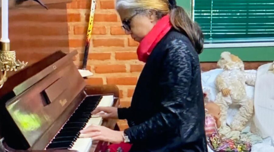 Universidade Livre de Estudos Culturais da Capoeira - Universidade da Capoeira - UNICAPOEIRA, Associação de Capoeira - ASCA, Instituto de Educação Socioambiental - IESAMBI e Grupo de Capoeira Meia Lua - Fundado em 29 de Maio de 1962. Marialú ao Piano. Sala de Visitas, Tigüéra 360, Juiz de Fora, Minas Gerais/MG, Brasil. Registro de Capoeira Estrela Dalva - Artista Plástica e Cineasta Salete Libardoni. IMG_5929. 1,06 GB. 09h20. Sábado, 16 de Abril de 2022. HD 1080p.