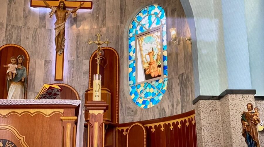 Universidade Livre de Estudos Culturais da Capoeira - Universidade da Capoeira - UNICAPOEIRA, Instituto de Educação Socioambiental - IESAMBI, Grupo de Capoeira Meia Lua - Fundado em 29 de Maio de 1962 e Associação de Capoeira - ASCA. Terço dos Homens em Família. Diácono Márcio Rosa dos Santos. Igreja Nossa Senhora Mãe de Deus, Bairro de Lourdes, Juiz de Fora, Minas Gerais/MG, Brasil. Registro de Capoeira Mestre Polêmico - Professor João Couto Teixeira. IMG_4275. 3,92 GB. 07h42. Domingo, 01 de Maio de 2022. HD 1080p.