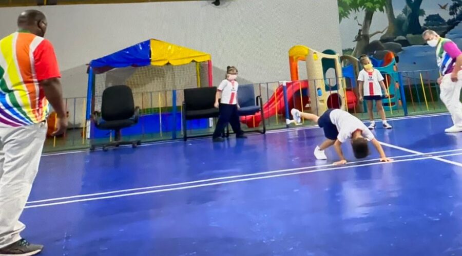 Universidade Livre de Estudos Culturais da Capoeira - Universidade da Capoeira - UNICAPOEIRA, Instituto de Educação Socioambiental - IESAMBI, Grupo de Capoeira Meia Lua na Escola - Fundado em 29 de Maio de 1962 e Associação de Capoeira - ASCA. Mestres Polêmico - Professor João Couto Teixeira e Corôa - Mauro Delfino da Silva. Discentes Ágatha Siqueira de Oliveira Lira, Enzo Carvalho Costa Salimena e Valentina Sixel. Instituto Vianna Júnior, Avenida dos Andradas, Número 415, Bairro Jardim Glória, Juiz de Fora, Minas Gerais/MG, Brasil. Registro de Capoeira Mestre Polêmico - Professor João Couto Teixeira. IMG_4101. 8,62 GB. 18h09. Terça-feira, 12 de Abril de 2022. HD 1080p.