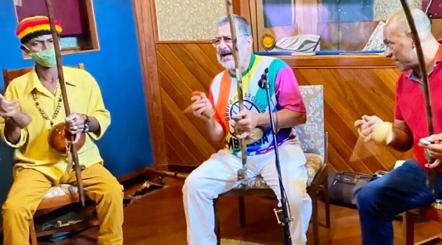 Universidade Livre de Estudos Culturais da Capoeira - Universidade da Capoeira - UNICAPOEIRA, Instituto de Educação Socioambiental - IESAMBI, Grupo de Capoeira Meia Lua na Escola - Fundado em 29 de Maio de 1962 e Associação de Capoeira - ASCA. 60 Anos. Mestres Jô - João Mendes Batista Barbosa Filho , Polêmico - 50 Anos - Professor João Couto Teixeira, Alexandre José Ribeiro de Amorim, Haron Crisóstomo Castanon Mattos, Henrique Couto Teixeira, Corôa - Mauro Delfino da Silva, Paradinha - Jefferson Gomes Nogueira e David Teixeira Irsigler. Neném - Ana Maria Couto Teixeira, Capoeira Estrela Dalva - Artista Plástica e Cineasta Salete Libardoni, Lulú Mattos e Kiko - Ricardo Ladeira Rezende. Nave Studio, Juiz de Fora, Minas Gerais/MG, Brasil. Registro de Capoeira Mestre Polêmico - Professor João Couto Teixeira. IMG_8039. 8,06 GB. 15h27. Sábado, 23 de Abril de 2022. HD 1080p. iPhone 11.