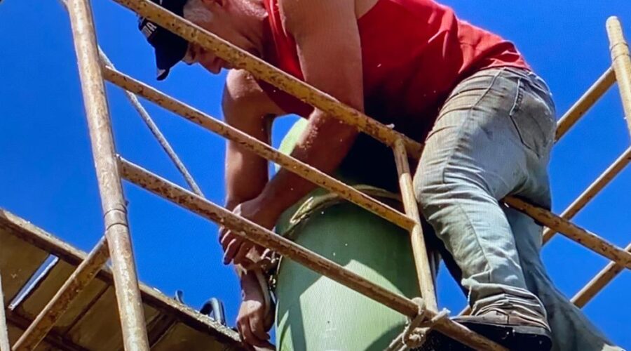 Universidade Livre de Estudos Culturais da Capoeira - Universidade da Capoeira - UNICAPOEIRA, Associação de Capoeira - ASCA, Instituto de Educação Socioambiental - IESAMBI e Grupo de Capoeira Meia Lua - Fundado em 29 de Maio de 1962. Árvores Cortadas e Podadas -Carlos e Edmilson. Jardim, Quintal Alto, Chafariz, Tigüéra 360, Juiz de Fora, Minas Gerais/MG, Brasil. Registro de Capoeira Mestre Polêmico - Professor João Couto Teixeira. IMG_9496/7. 1,8 GB. 11h37. Sexta-feira, 06/09 de Maio de 2022. HD 1080p.