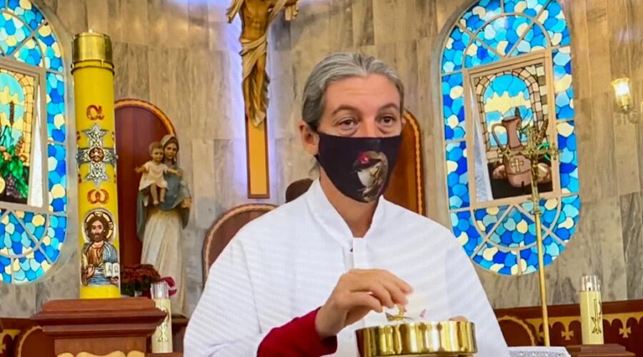 Capoeira, Universidade da Capoeira - UNICAPOEIRA, Instituto de Educação Socioambiental - IESAMBI, Grupo de Capoeira Meia Lua - Fundado em 29 de Maio de 1962, Associação de Capoeira - ASCA, Celebração Eucarística, Apostolado da Oração, Dia da Divina Misericórdia, Padre João Francisco Batista da Silva, Igreja Nossa Senhora Mãe de Deus, Bairro de Lourdes, Juiz de Fora, Minas Gerais/MG, Brasil, Registro de Capoeira Mestre Polêmico - Professor João Couto Teixeira, IMG_4336, 5.12 GB, 14h56, Sexta-feira - 06 de Maio de 2022, HD 1080p