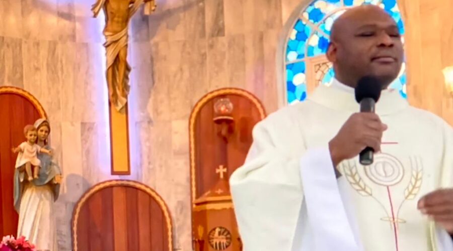 Universidade Livre de Estudos Culturais da Capoeira - Universidade da Capoeira - UNICAPOEIRA, Instituto de Educação Socioambiental - IESAMBI, Grupo de Capoeira Meia Lua - Fundado em 29 de Maio de 1962 e Associação de Capoeira - ASCA. Celebração Eucarística. Padre João Francisco Batista da Silva. Igreja Nossa Senhora Mãe de Deus, Bairro de Lourdes, Juiz de Fora, Minas Gerais/MG, Brasil. Registro de Capoeira Mestre Polêmico - Professor João Couto Teixeira. IMG_4453. 7,31 GB. 09h11. Domingo, 15 de Maio de 2022. HD 1080p.