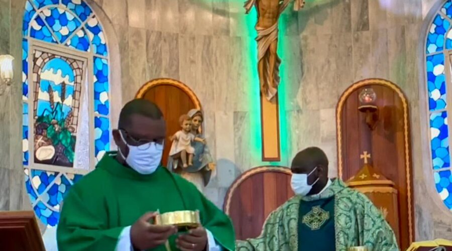 Universidade Livre de Estudos Culturais da Capoeira - Universidade da Capoeira - UNICAPOEIRA, Instituto de Educação Socioambiental - IESAMBI, Grupo de Capoeira Meia Lua - Fundado em 29 de Maio de 1962 e Associação de Capoeira - ASCA. Celebração Eucarística. Padre João Francisco Batista da Silva. Igreja Nossa Senhora Mãe de Deus, Bairro de Lourdes, Juiz de Fora, Minas Gerais/MG, Brasil. Registro de Capoeira Mestre Polêmico - Professor João Couto Teixeira. IMG_5135. 6,84 GB. 07h52. Domingo, 19 de Junho de 2022. HD 1080p.