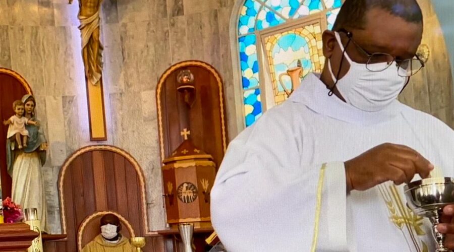 Universidade Livre de Estudos Culturais da Capoeira - Universidade da Capoeira - UNICAPOEIRA, Instituto de Educação Socioambiental - IESAMBI, Grupo de Capoeira Meia Lua - Fundado em 29 de Maio de 1962 e Associação de Capoeira - ASCA. Celebração Eucarística. Padre João Francisco Batista da Silva. Igreja Nossa Senhora Mãe de Deus, Bairro de Lourdes, Juiz de Fora, Minas Gerais/MG, Brasil. Registro de Capoeira Mestre Polêmico - Professor João Couto Teixeira. IMG_4572. 7,05 GB. 07h56. Domingo, 22 de Maio de 2022. HD 1080p.