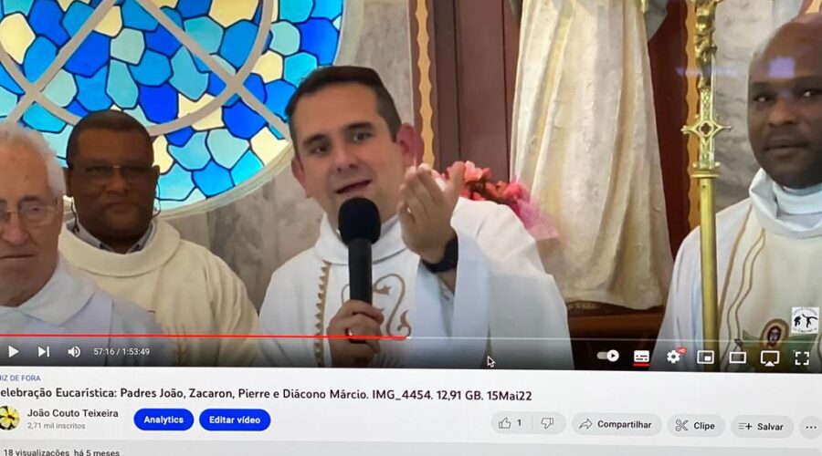 Universidade Livre de Estudos Culturais da Capoeira - Universidade da Capoeira - UNICAPOEIRA, Instituto de Educação Socioambiental - IESAMBI, Grupo de Capoeira Meia Lua - Fundado em 29 de Maio de 1962 e Associação de Capoeira - ASCA. Celebração Eucarística. Padres João Francisco Batista da Silva, Vicente Zacaron , Pierre Maurício Almeida Catarino e Diácono Márcio Rosa dos Santos. Igreja Nossa Senhora Mãe de Deus, Bairro de Lourdes, Juiz de Fora, Minas Gerais/MG, Brasil. Registro de Capoeira Mestre Polêmico - Professor João Couto Teixeira. IMG_4454. 12,91 GB. 14h54. Domingo, 15 de Maio de 2022. HD 1080p.