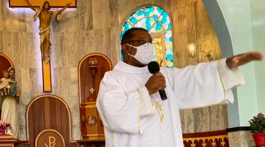 Universidade Livre de Estudos Culturais da Capoeira - Universidade da Capoeira - UNICAPOEIRA, Instituto de Educação Socioambiental - IESAMBI, Grupo de Capoeira Meia Lua - Fundado em 29 de Maio de 1962 e Associação de Capoeira - ASCA. Celebração da Palavra e Terço dos Homens em Família. Diácono Márcio Rosa dos Santos. Igreja Nossa Senhora Mãe de Deus, Bairro de Lourdes, Juiz de Fora, Minas Gerais/MG, Brasil. Registro de Capoeira Mestre Polêmico - Professor João Couto Teixeira. IMG_4642. 12,22 GB. 08h00. Domingo, 29 de Maio de 2022. HD 1080p.