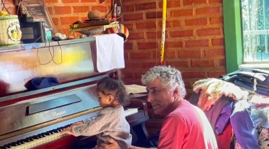 Universidade Livre de Estudos Culturais da Capoeira - Universidade da Capoeira - UNICAPOEIRA, Associação de Capoeira - ASCA, Instituto de Educação Socioambiental - IESAMBI e Grupo de Capoeira Meia Lua - Fundado em 29 de Maio de 1962. Joana Goulart Teixeira ao Piano com Vovô Têvo - Estêvão Couto Teixeira. Sala de Visitas, Tigüéra 360, Juiz de Fora, Minas Gerais/MG, Brasil. Registro de Capoeira Mestre Polêmico - Professor João Couto Teixeira. IMG_4593/4. 1,07 GB. 10h58/11h02. Terça-feira, 24 de Maio de 2022. HD 1080p.