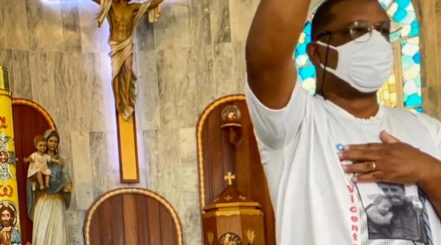 Universidade Livre de Estudos Culturais da Capoeira - Universidade da Capoeira - UNICAPOEIRA, Instituto de Educação Socioambiental - IESAMBI, Grupo de Capoeira Meia Lua - Fundado em 29 de Maio de 1962 e Associação de Capoeira - ASCA. Terço dos Homens em Família. Diácono Márcio Rosa dos Santos. Igreja Nossa Senhora Mãe de Deus, Bairro de Lourdes, Juiz de Fora, Minas Gerais/MG, Brasil. Registro de Capoeira Mestre Polêmico - Professor João Couto Teixeira. IMG_4572. 3,75 GB. 07h56. Domingo, 22 de Maio de 2022. HD 1080p.