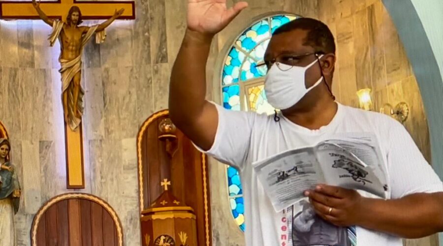 Universidade Livre de Estudos Culturais da Capoeira - Universidade da Capoeira - UNICAPOEIRA, Instituto de Educação Socioambiental - IESAMBI, Grupo de Capoeira Meia Lua - Fundado em 29 de Maio de 1962 e Associação de Capoeira - ASCA. Terço dos Homens em Família. Diácono Márcio Rosa dos Santos. Igreja Nossa Senhora Mãe de Deus, Bairro de Lourdes, Juiz de Fora, Minas Gerais/MG, Brasil. Registro de Capoeira Mestre Polêmico - Professor João Couto Teixeira. IMG_4642. 4,23 GB. 09h15. Domingo, 29 de Maio de 2022. HD 1080p.