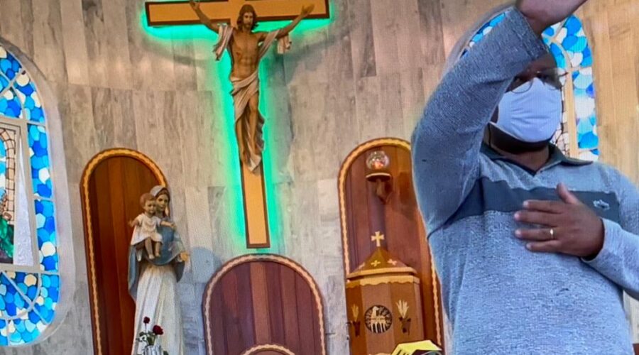 Universidade Livre de Estudos Culturais da Capoeira - Universidade da Capoeira - UNICAPOEIRA, Instituto de Educação Socioambiental - IESAMBI, Grupo de Capoeira Meia Lua - Fundado em 29 de Maio de 1962 e Associação de Capoeira - ASCA. Terço dos Homens em Família. Diácono Márcio Rosa dos Santos. Igreja Nossa Senhora Mãe de Deus, Bairro de Lourdes, Juiz de Fora, Minas Gerais/MG, Brasil. Registro de Capoeira Mestre Polêmico - Professor João Couto Teixeira. IMG_5135. 3,85 GB. 07h52. Domingo, 19 de Junho de 2022. HD 1080p.