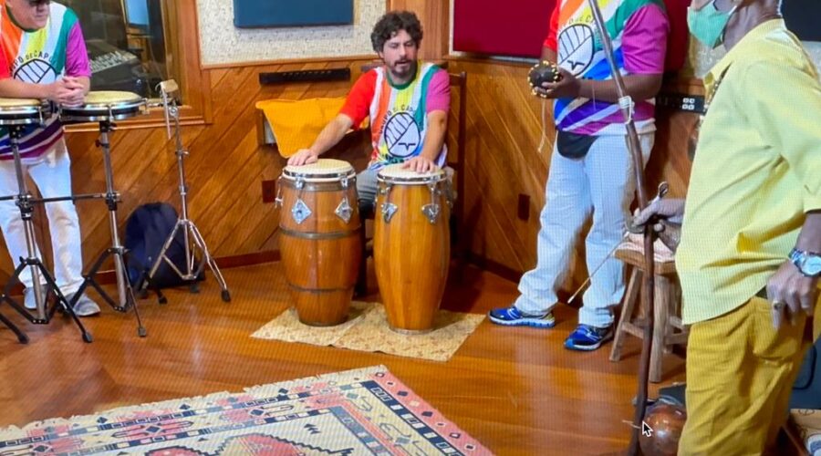 Universidade Livre de Estudos Culturais da Capoeira - Universidade da Capoeira - UNICAPOEIRA, Instituto de Educação Socioambiental - IESAMBI, Grupo de Capoeira Meia Lua na Escola - Fundado em 29 de Maio de 1962 e Associação de Capoeira - ASCA. 60 Anos. Mestres Jô - João Mendes Batista Barbosa Filho , Polêmico - 50 Anos - Professor João Couto Teixeira, Alexandre José Ribeiro de Amorim, Haron Crisóstomo Castanon Mattos, Henrique Couto Teixeira, Corôa - Mauro Delfino da Silva, Paradinha - Jefferson Gomes Nogueira e David Teixeira Irsigler. Neném - Ana Maria Couto Teixeira, Capoeira Estrela Dalva - Artista Plástica e Cineasta Salete Libardoni, Lulú Mattos e Kiko - Ricardo Ladeira Rezende. Nave Studio, Juiz de Fora, Minas Gerais/MG, Brasil. Registro de Capoeira Mestre Polêmico - Professor João Couto Teixeira. IMG_4207. 14,33 GB. 14h57. Sábado, 23 de Abril de 2022. HD 1080p.iPhone 12.