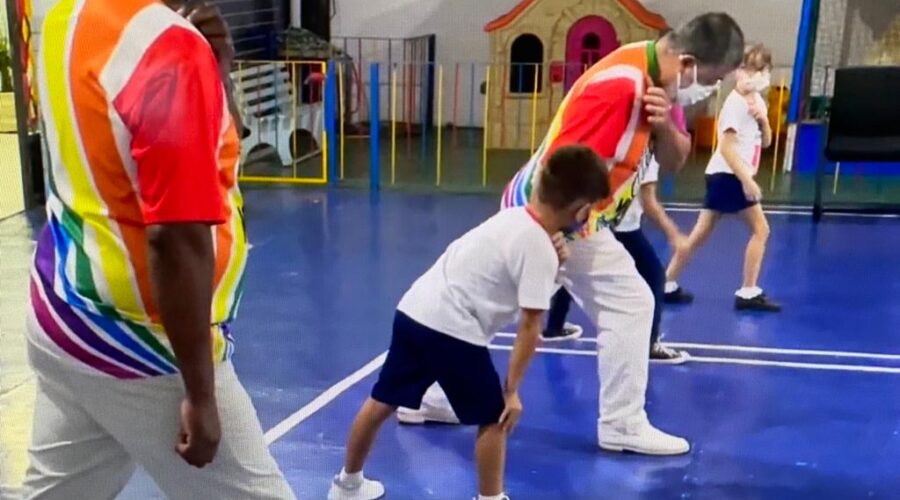 Universidade Livre de Estudos Culturais da Capoeira - Universidade da Capoeira - UNICAPOEIRA, Instituto de Educação Socioambiental - IESAMBI, Grupo de Capoeira Meia Lua na Escola - Fundado em 29 de Maio de 1962 e Associação de Capoeira - ASCA. Mestres Polêmico - Professor João Couto Teixeira e Corôa - Mauro Delfino da Silva. Discentes Ágatha Siqueira de Oliveira Lira, Enzo Carvalho Costa Salimena e Valentina Sixel (Aniversariante). Instituto Vianna Júnior, Avenida dos Andradas, Número 415, Bairro Jardim Glória, Juiz de Fora, Minas Gerais/MG, Brasil. Registro de Capoeira Mestre Polêmico - Professor João Couto Teixeira. IMG_4288. 10,95 GB. 17h56. Terça-feira, 03 de Maio de 2022. HD 1080p.