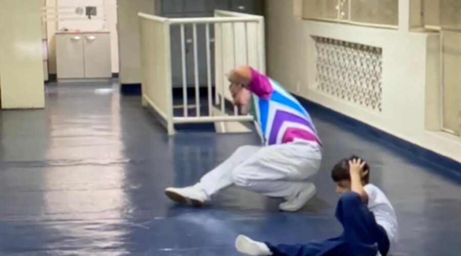 Universidade Livre de Estudos Culturais da Capoeira - Universidade da Capoeira - UNICAPOEIRA, Instituto de Educação Socioambiental - IESAMBI, Grupo de Capoeira Meia Lua na Escola - Fundado em 29 de Maio de 1962 e Associação de Capoeira - ASCA. Mestres Polêmico - Professor João Couto Teixeira e Coroa - Mauro Delfino da Silva. Discente Enzo Carvalho Costa Salimena. Instituto Vianna Júnior, Avenida dos Andradas, Número 415, Bairro Jardim Glória, Juiz de Fora, Minas Gerais/MG, Brasil. Registro de Capoeira Mestre Polêmico - Professor João Couto Teixeira. IMG_4597. 8,02 GB. 18h18. Terça-feira, 24 de Maio de 2022. HD 1080p.