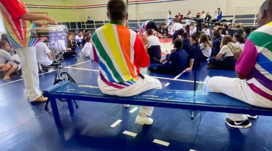 Universidade Livre de Estudos Culturais da Capoeira - Universidade da Capoeira - UNICAPOEIRA, Instituto de Educação Socioambiental - IESAMBI, Grupo de Capoeira Meia Lua na Escola - Fundado em 29 de Maio de 1962 e Associação de Capoeira - ASCA. Mestres Polêmico - Professor João Couto Teixeira, Alexandre José Ribeiro de Amorim, Henrique Couto Teixeira, coroa - Mauro Delfino da Silva e Neném - Ana Maria Couro Teixeira. Coordenador Esportivo Paulo Henrique da Silva Toledo. Instituto Vianna Júnior, Avenida dos Andradas, Número 415, Bairro Jardim Glória, Juiz de Fora, Minas Gerais/MG, Brasil. Registro de Capoeira Mestre Polêmico - Professor João Couto Teixeira. IMG_4608. 6,18 GB. 10h07. Quarta-feira, 25 de Maio de 2022. HD 1080p.