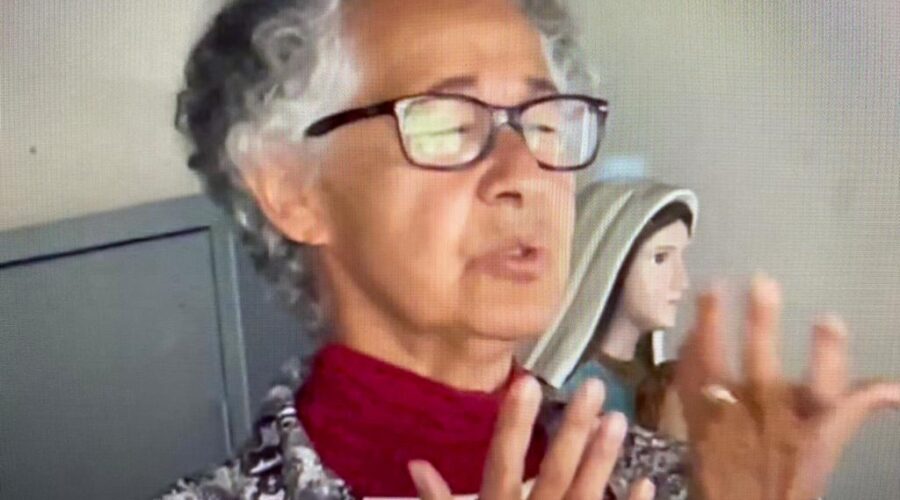 Universidade Livre de Estudos Culturais da Capoeira - Universidade da Capoeira - UNICAPOEIRA, Instituto de Educação Socioambiental - IESAMBI, Grupo de Capoeira Meia Lua - Fundado em 29 de Maio de 1962 e Associação de Capoeira - ASCA. Apostolado da Oração. Igreja Nossa Senhora Mãe de Deus, Bairro de Lourdes, Juiz de Fora, Minas Gerais/MG, Brasil. Registro de Capoeira Mestre Polêmico - Professor João Couto Teixeira. IMG_5169. 4,7 GB. 16h13. Terça-feira, 21 de Junho de 2022. HD 1080p.