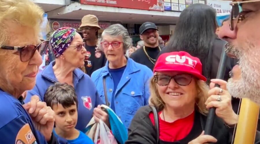 Universidade Livre de Estudos Culturais da Capoeira - Universidade da Capoeira - UNICAPOEIRA, Associação de Capoeira - ASCA, Instituto de Educação Socioambiental - IESAMBI e Grupo de Capoeira Meia Lua - Fundado em 29 de Maio de 1962. Aquecimento Eleitoral. Praça da Estação - Rua Henrique Guilherme Halfeld, Bairro Centro, Juiz de Fora, Minas Gerais/MG, Brasil. Registro de Capoeira Mestre Polêmico - Professor João Couto Teixeira. IMG_6657. 13,74 GB. 11h23. Sábado, 01 de Outubro de 2022. HD 1080p.