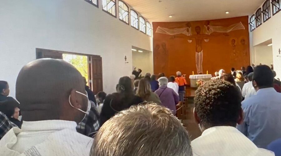 Universidade Livre de Estudos Culturais da Capoeira - Universidade da Capoeira - UNICAPOEIRA, Instituto de Educação Socioambiental - IESAMBI, Grupo de Capoeira Meia Lua - Fundado em 29 de Maio de 1962 e Associação de Capoeira - ASCA. Celebração Eucarística. Bodas de Prata da Irmã Maria de Lourdes. Padres João Carlos Paschoalim de Castro, João Francisco Batista da Silva e Carlos Augusto Alves dos Santos. Mosteiro da Santa Cruz, Bairro Paineiras, Juiz de Fora, Minas Gerais/MG, Brasil. Registro de Capoeira Mestre Polêmico - Professor João Couto Teixeira. IMG_6344. 10,28 GB. 07h45. Quinta-feira, 08 de Setembro de 2022. HD 1080p.