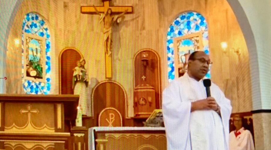 Universidade Livre de Estudos Culturais da Capoeira - Universidade da Capoeira - UNICAPOEIRA, Instituto de Educação Socioambiental - IESAMBI, Grupo de Capoeira Meia Lua - Fundado em 29 de Maio de 1962 e Associação de Capoeira - ASCA. Celebração Eucarística. Apostolado da Oração. Padre José Domício Ferreira da Silva. Leitura e Salmo - Mestre Polêmico. Igreja Nossa Senhora Mãe de Deus, Bairro de Lourdes, Juiz de Fora, Minas Gerais/MG, Brasil. Registro de Capoeira Mestre Polêmico - Professor João Couto Teixeira. IMG_6550. 6,31 GB. 15h02. Sexta-feira, 07 de Outubro de 2022. HD 1080p.