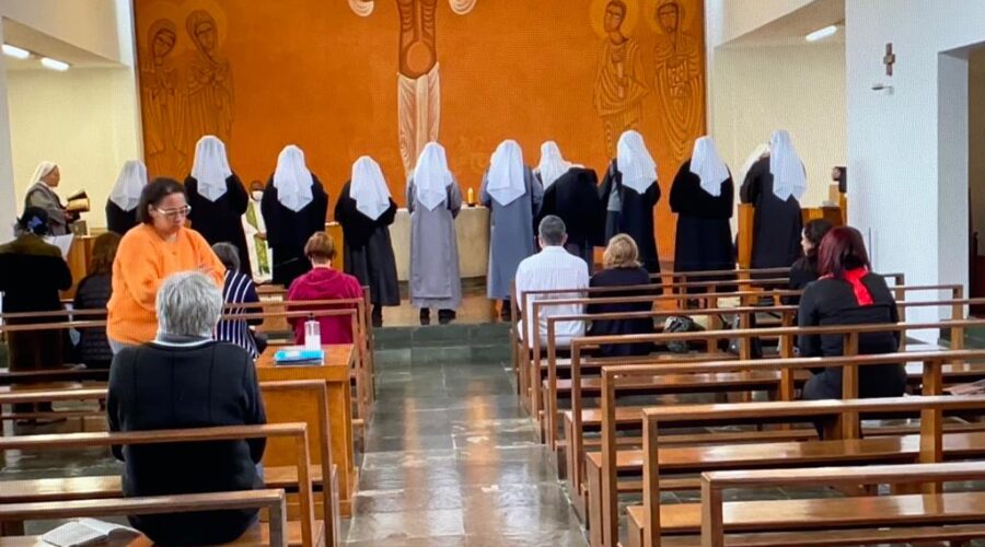Universidade Livre de Estudos Culturais da Capoeira - Universidade da Capoeira - UNICAPOEIRA, Instituto de Educação Socioambiental - IESAMBI, Grupo de Capoeira Meia Lua - Fundado em 29 de Maio de 1962 e Associação de Capoeira - ASCA. Celebração Eucarística pelos 30 Dias de Falecimento de Célia Couto Teixeira. Padre João Francisco Batista da Silva. Capela do Mosteiro da Santa Cruz, Rua Professor Coelho e Souza, Número 95, CEP 36.016-110, Bairro Paineiras, Juiz de Fora, Minas Gerais/MG, Brasil. Registro de Capoeira Mestre Polêmico - Professor João Couto Teixeira. IMG_6201. 7,04 GB. 08h15. Quinta-feira, 25 de Agosto de 2022. HD 1080p.