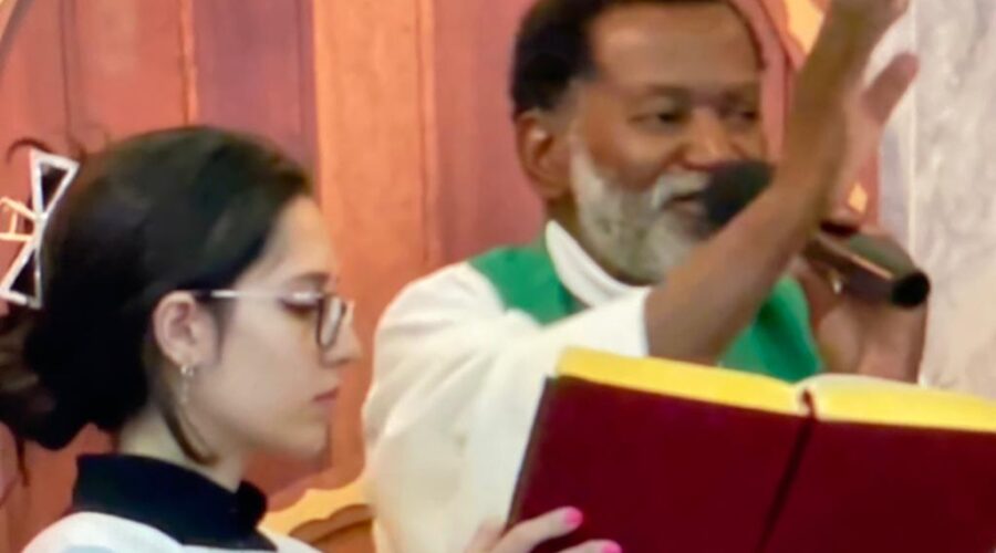 Universidade Livre de Estudos Culturais da Capoeira - Universidade da Capoeira - UNICAPOEIRA, Instituto de Educação Socioambiental - IESAMBI, Grupo de Capoeira Meia Lua - Fundado em 29 de Maio de 1962 e Associação de Capoeira - ASCA. Celebração Eucarística. Padre Carlos Augusto Alves dos Santos. Novena da Natividade de Nossa Senhora Mãe de Deus. Oitavo Dia. Igreja Nossa Senhora Mãe de Deus, Bairro de Lourdes, Juiz de Fora, Minas Gerais/MG, Brasil. Registro de Capoeira Mestre Polêmico - Professor João Couto Teixeira. IMG_6332. 6,95 GB. 19h30. Quarta-feira, 07 de Setembro de 2022. HD 1080p. 08.