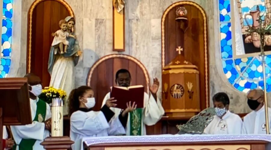 Universidade Livre de Estudos Culturais da Capoeira - Universidade da Capoeira - UNICAPOEIRA, Instituto de Educação Socioambiental - IESAMBI, Grupo de Capoeira Meia Lua - Fundado em 29 de Maio de 1962 e Associação de Capoeira - ASCA. Celebração Eucarística. Padre Carlos Augusto Alves dos Santos. Igreja Nossa Senhora Mãe de Deus, Bairro de Lourdes, Juiz de Fora, Minas Gerais/MG, Brasil. Registro de Capoeira Mestre Polêmico - Professor João Couto Teixeira. IMG_6356. 7,72 GB. 07h53. Domingo, 17 de Julho de 2022. HD 1080p.