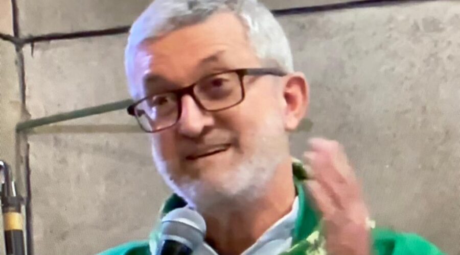 Universidade Livre de Estudos Culturais da Capoeira - Universidade da Capoeira - UNICAPOEIRA, Instituto de Educação Socioambiental - IESAMBI, Grupo de Capoeira Meia Lua - Fundado em 29 de Maio de 1962 e Associação de Capoeira - ASCA. Celebração Eucarística. Padre Geraldo Dondici Vieira. Sétimo (6º) Dia do Falecimento de Célia Couto Teixeira. Igreja São Mateus, Bairro São Mateus, Juiz de Fora, Minas Gerais/MG, Brasil. Registro de Capoeira Mestre Polêmico - Professor João Couto Teixeira. IMG_5884. 7,07 GB. 20h00. Domingo, 31 de Julho de 2022. HD 1080p.